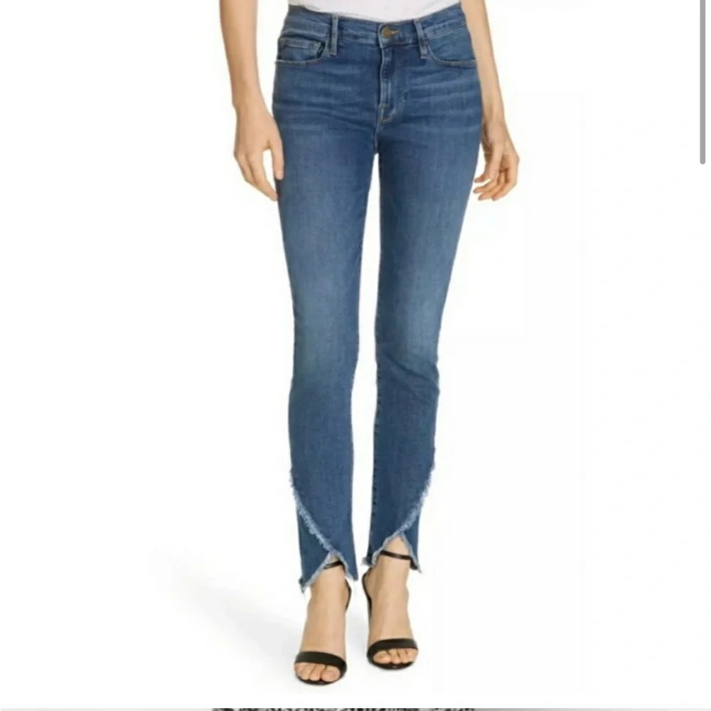 Frame Le Skinny de Jeanne in Cristallo Mid Rise Raw Asymmetric Tulip Hem